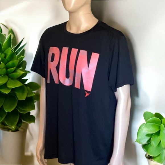 Old Navy Men's Active “RUN” Graphic Go-Dry T-Shirt - Picture 3 of 16